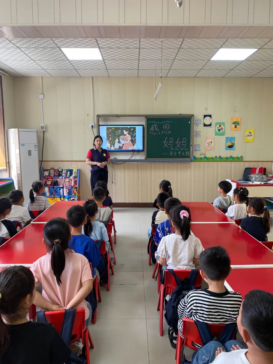 一禾龍源湖幼兒園母親節主題班會活動